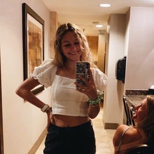 Meet your Posher, Elexa